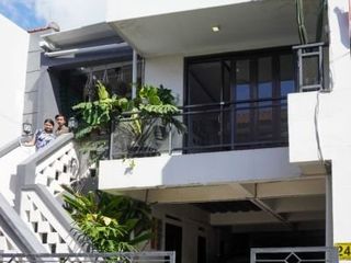 DIJUAL MURAH RUMAH SECOND SIAP HUNI LANTAI 4 DEKAT BANDARA