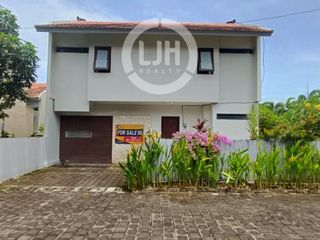 House For Sale In Residential Area, One Gate System, Close to Public Facilities, Only 2 Km to Garuda Wisnu Kencana