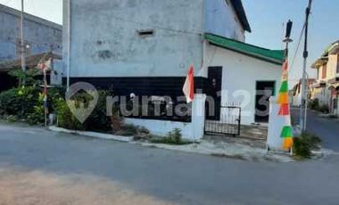 Rumah Burung Aktif di Tengah Perumahan Daerah Mejasem