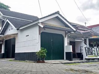 Rumah 2 lantai hook dalam perumahan di jln Wates KM 9