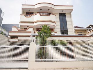 Dijual Rumah Tiga Lantai  Dan  Siap Huni Di Jakarta Barat