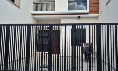 2133 Jual Rumah 2 Lantai Baru di Surabaya Darmo Harapan Indah