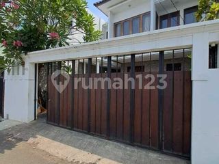 Rumah Modern Minimalis dengan Kolam Renang Kemang