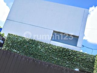 Rumah Mewah 6 Kamar, dengan Swimming Pool Diberawa Canggu