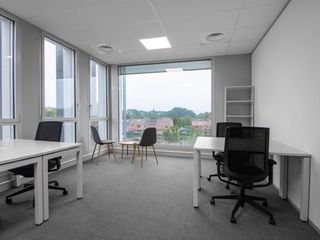 Akses satu harga ke ruang kantor profesional untuk 3 orang di Regus JB Tower