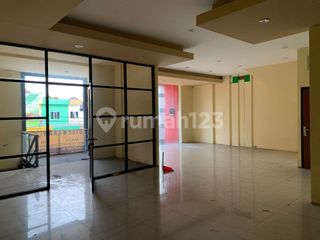Ruko Gandeng Lokasi Strategis di Pesanggarahan Jakarta Selatan