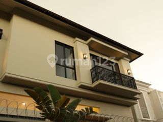 Disewakan Rumah 2 Lantai Bagus Semi Furnished di Jl. Gaharu,