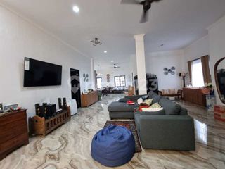 Rumah, 1,5 Lantai, di Kompleks Arco