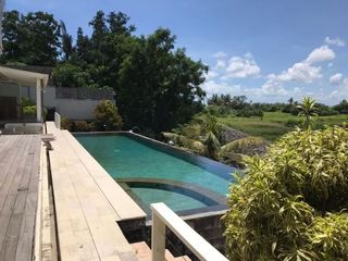 MILIKI SEGERA VILLA STILIST FULL FURNISHED DEKAT PANTAI PEMANDANGAN SAWAH DAN SUNGAI.