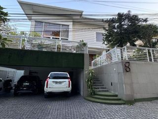 Contemporary 6-Bedroom Property in White Plains