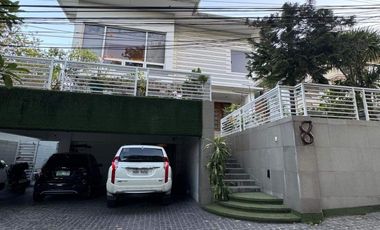 Contemporary 6-Bedroom Property in White Plains