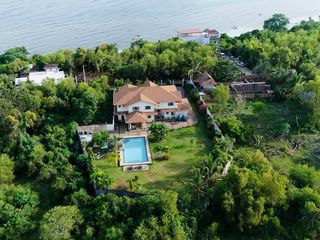 HOUSE AND LOT FOR SALE WITH SWIMMING POOL AND WALIKNG DISTANCE TO BEACH IN PANGLAO BOHOL