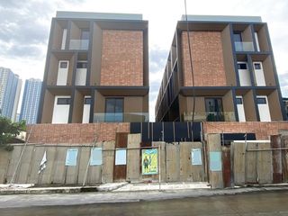 High-End Middle Unit Townhouse For Sale in Sta. Mesa Heights, Quezon City