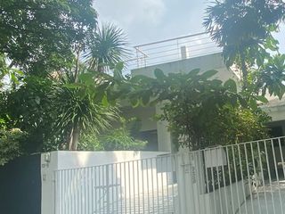 Beautiful White Duplex House in the heart of Makati City