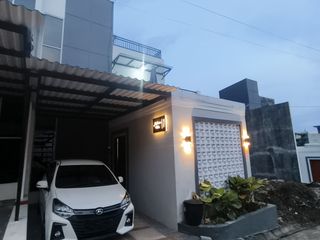 Rumah villa disewakan 6 kamar tidur 3 lantai