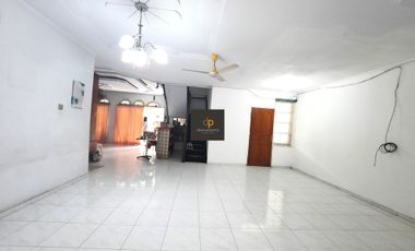 Dijual Cepat Rumah Tua di Muara Karang blok 8 dekat Domino, Luas 200m2, Jalan lebar!
