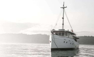 PRIVATE LUXURY YACHT FOR SAILING AND VACATION