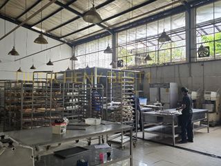 Pabrik Kue Siap Usaha Cibaduyut, Lokasi Strategis Pinggir Jalan