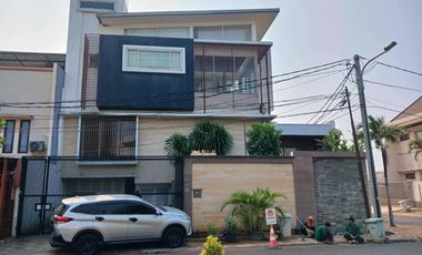 Dijual Rumah depan taman, 3 lantai, timur utara Citra Garden 2 ex