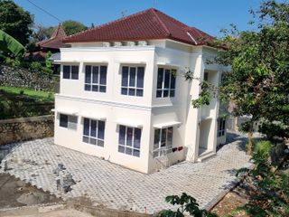 Dijual Villa 2 Lt, 1200 m2, dekat kota wisata, ada kolam, gudang, mushalla LDII