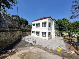 Dijual Villa 2 Lt, 1200 m2, dekat kota wisata, ada kolam, gudang, mushalla