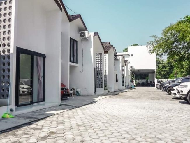 sovilla kost exclusive free wifi,swimming pool,parlir luas | Lamudi.co.id