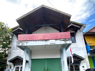 Gudang dekat Pinggir Jalan