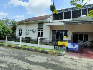 Rumah second  lokasi strategis  depan RS EMC pekayon