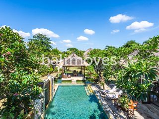 Villa Klasik dan Luas 5 Kamar Tidur Di Tepi Pantai Sanur