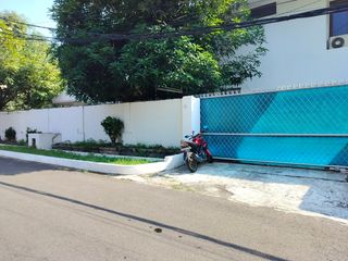 rumah pinggir Jalan lebar 20meter dekat klp gading