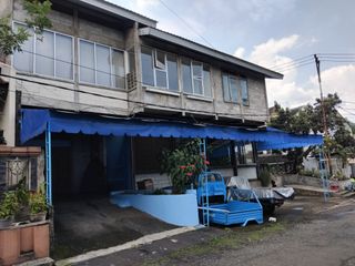 Dijual Rumah unik bagus dengan ruang usaha Cigadung raya Bandung.Strategis!