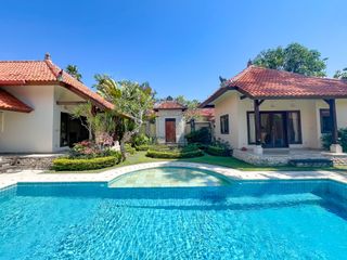 Villa 5 Kamar Tidur Bergaya Modern Balinese yang Menawan di Nusa Dua