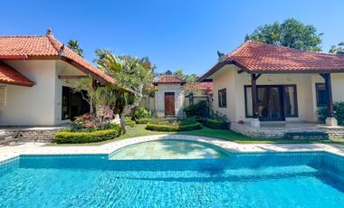 Villa 5 Kamar Tidur Bergaya Modern Balinese yang Menawan di Nusa Dua