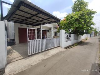Rumah rapi berhalaman luas di Tuparev Cirebon