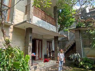Rumah pinggir sungai asri