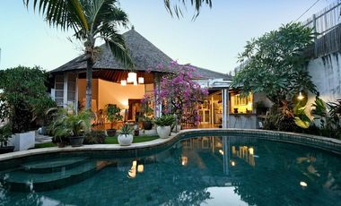 Villa 4 Kamar Tidur Lokasi di dekat Pantai Berawa Canggu