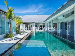 Villa Luas Empat Kamar Tidur Di Tepi Pantai Sanur