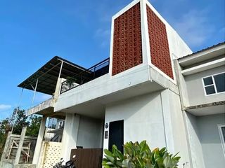 Rumah 2 Lantai.  jl. Projakal. Gang. sidorejo Cluster 9