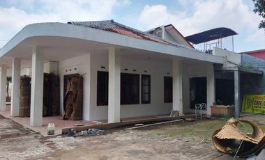Rumah di dekat IDjen Boulevard di area komersial Malang