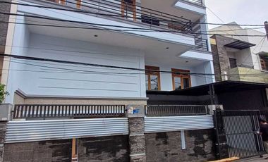 Rumah 4 Lantai Komp.GreenVille, Baru Renov, Harga 3,99m Nego