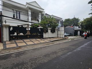 Sewa Rumah Mewah 2 Lantai di Tebet