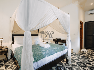 Ribka Hotel Restaurant swiming pool Banda Neira Teak colonial house