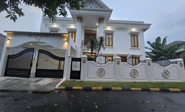Rumah mewah Puspita Loka BSD City, ada kolam renang
