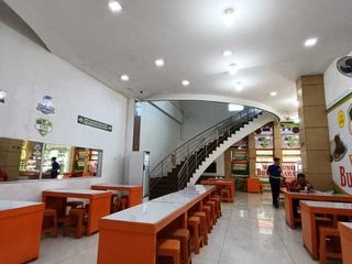 Gedung 3,5 Lantai di Jln. Otto Iskanadar Dinata, Bandung