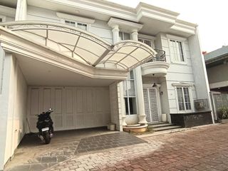 RUmah Mewah Dalam Cluster Pinggir Jalan Raya  Cipayung Jakarta Timu