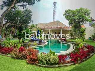 Villa Lima Kamar Tidur Dengan Taman Yang Luas Di Sanur