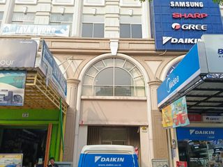 RUKO 3 1/2 LANTAI HADAP JALAN GREEN LAKE CITY CIPONDOH TANGERANG