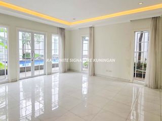 Townhouse 2 Lantai dengan Kolam Renang di Kebayoran Baru