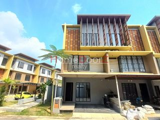 RUMAH 3 LANTAI THE ICON CENTRAL MODERN DAN EKSKLUSIF DITENGAH KOTA BATAM CENTRE