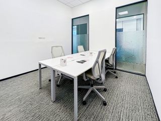 Tailor-made dream offices for 5 employees in Spaces World Plaza